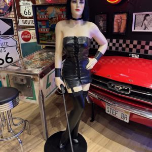 Statue Sexy lady habillée en cuir avec fouet 1,8 mètre