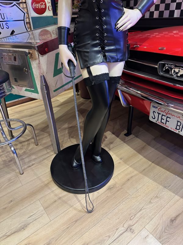 Statue Sexy lady habillée en cuir avec fouet