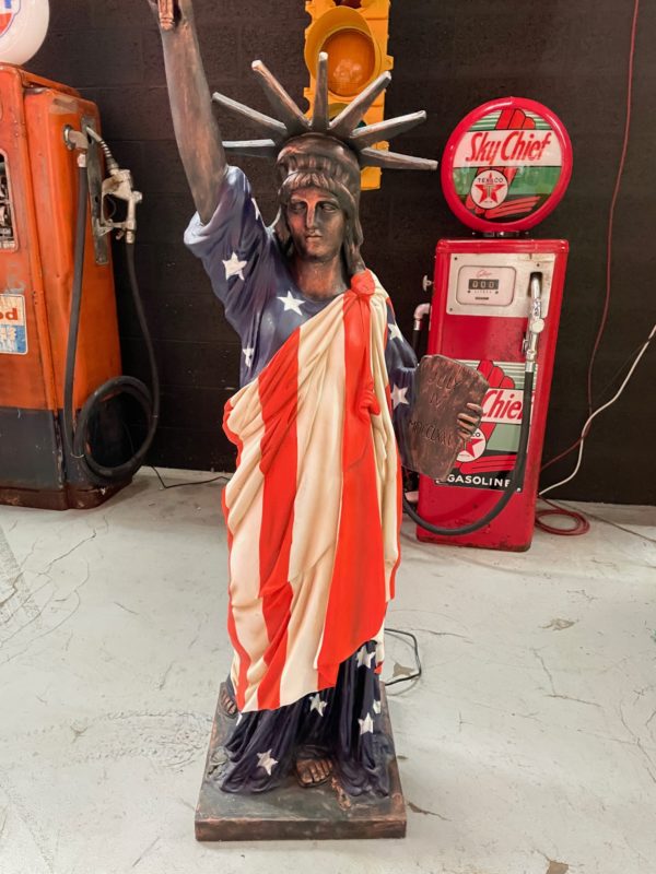 Statue de la liberté avec drapeau USA