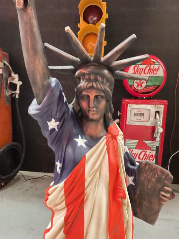 Statue de la liberté avec drapeau américain