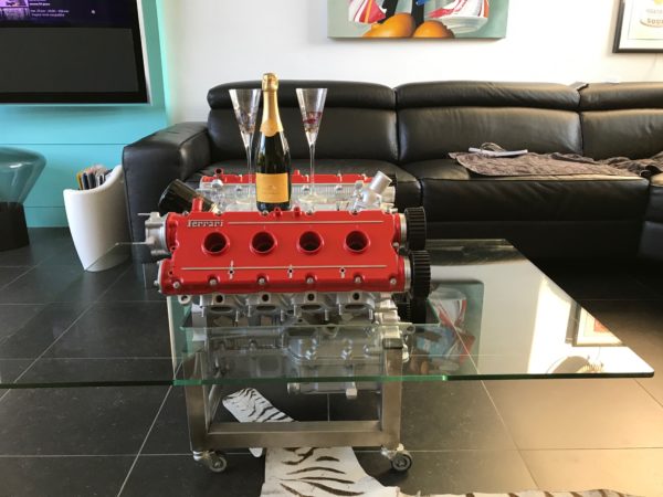 Table basse réalisée avec un véritable moteur Ferrari 348