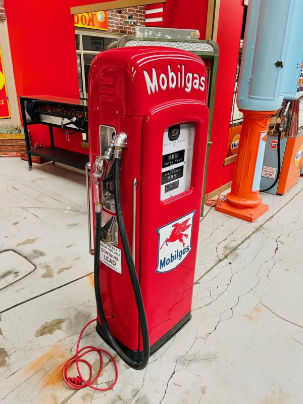 Pompe à essence Américaine Mobilgas restaurée 1954