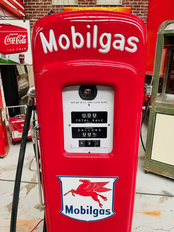 ancienne Pompe à essence Américaine Mobilgas restaurée