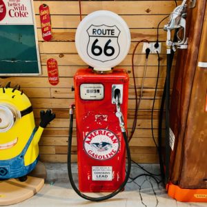 Ancienne pompe à essence American gasoline route 66 dans son jus
