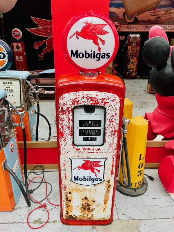 Ancienne pompe à essence américaine Mobilgas opaline verre