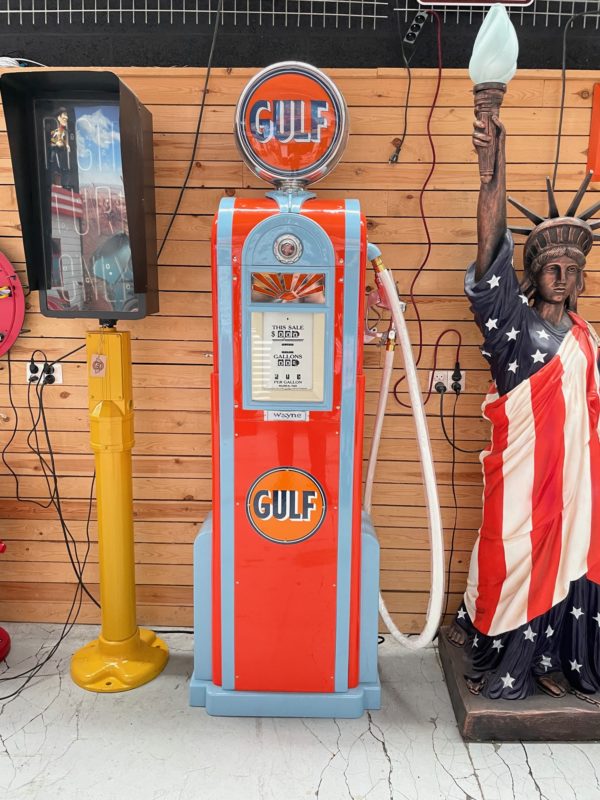 Ancienne pompe à essence Gulf Wayne 60 américaine face