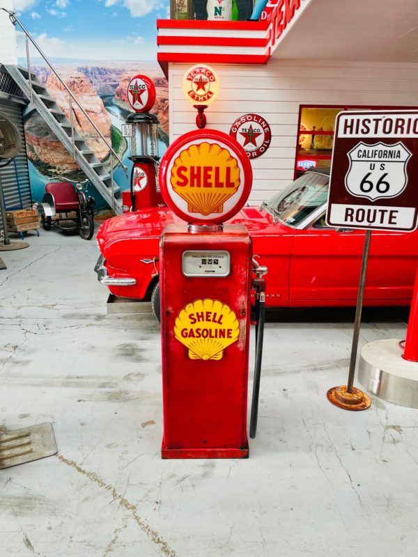 Pompe à essence Américaine Shell dans son jus.