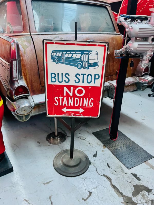 Ancien panneau routier arrêt de bus américain