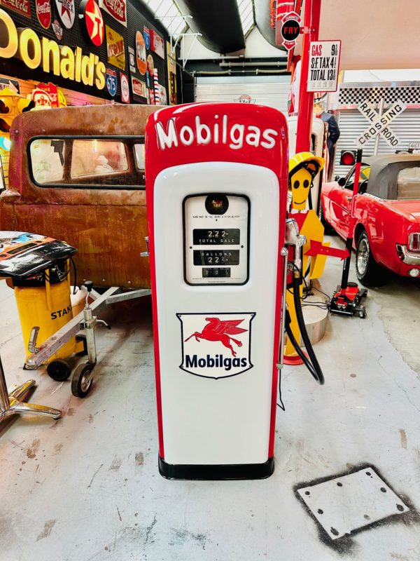 Pompe à essence Américaine Mobilgas de 1950 restaurée