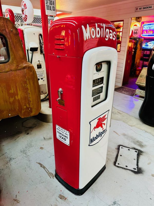 ancienne Pompe à essence Américaine Mobilgas restaurée 50's