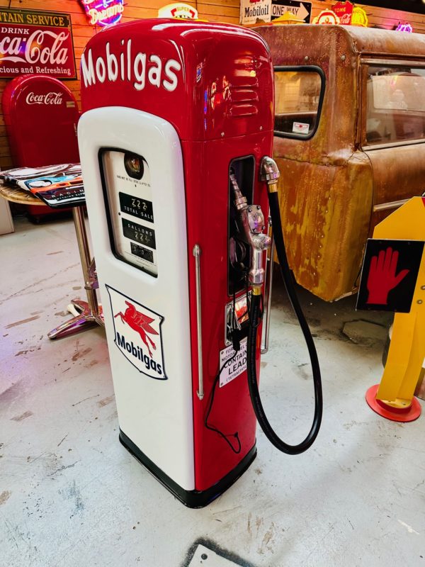 ancienne Pompe à essence Américaine Mobilgas restaurée 1950