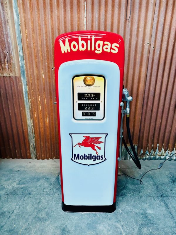 authentique Pompe à essence Américaine Mobilgas restaurée