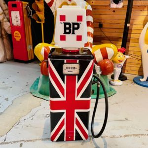 Ancienne Pompe à essence BP avec le drapeau anglais .