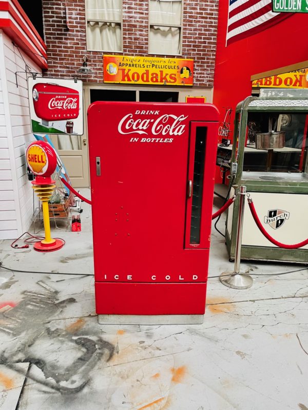 Distributeur Coca cola Vendo modèle E110 Patine d’origine.