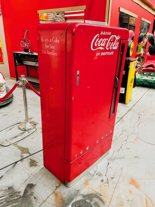 Distributeur Coca cola américain 1950