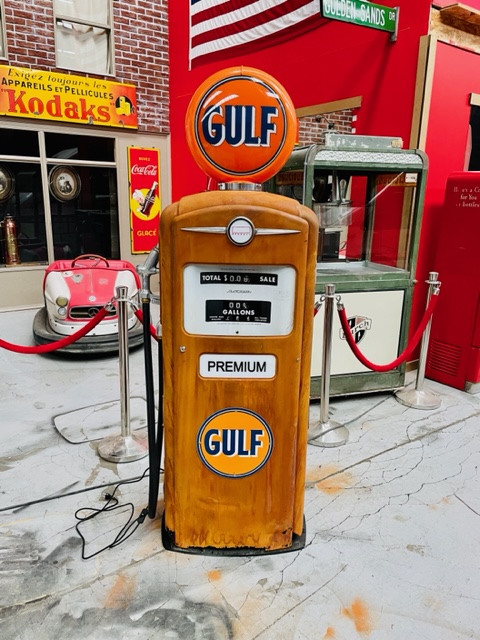 Gulf Bennett 966 American gas pump of 1950 in its juice