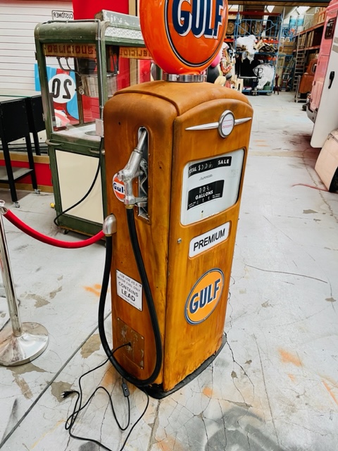 Gulf Bennett 966 American gas pump from 1950
