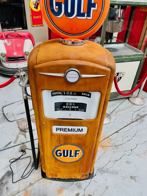 Gulf Bennett 966 American gas pump