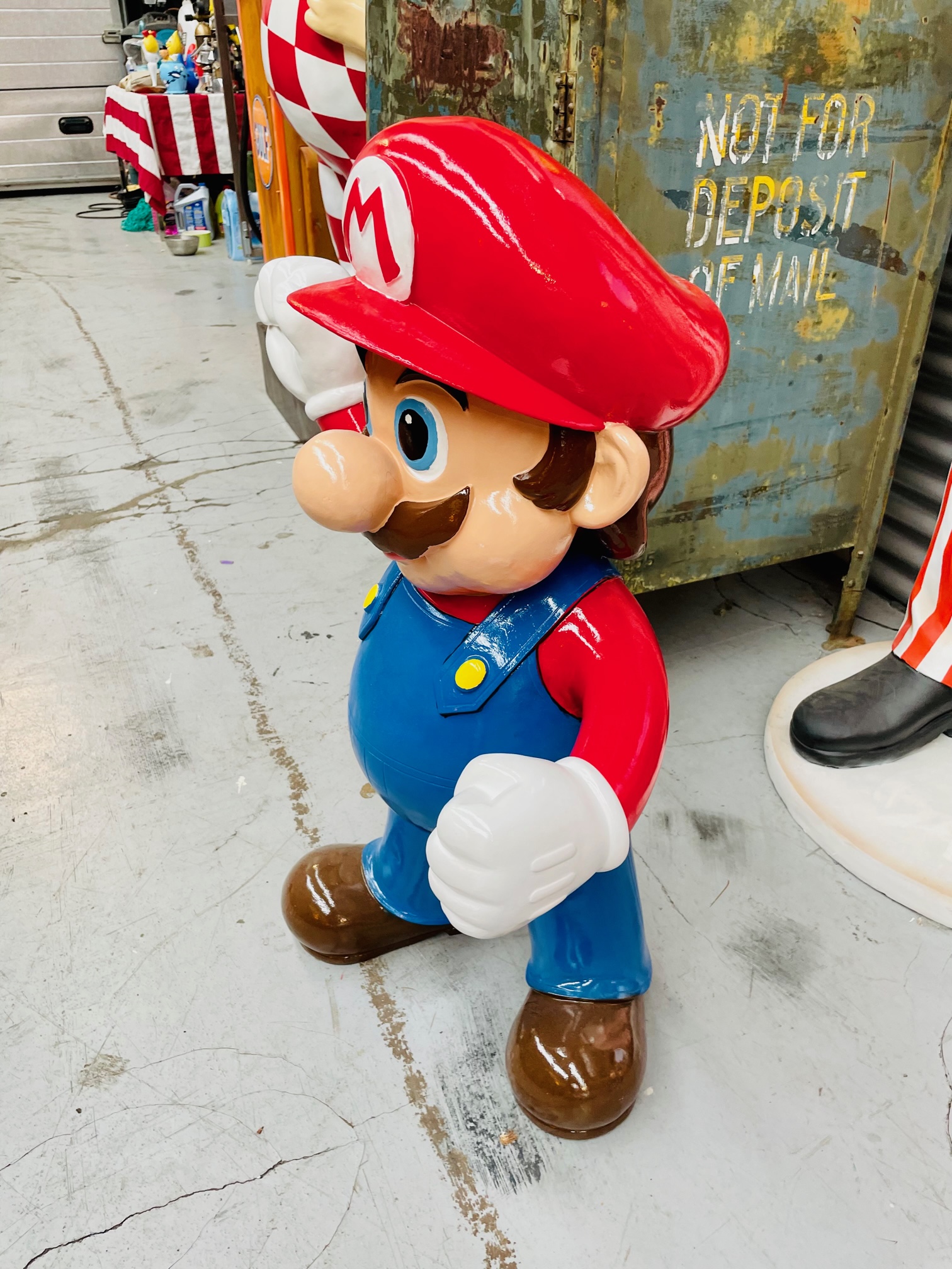 Figurine Super Mario Bros Assis sur son muret - Mario