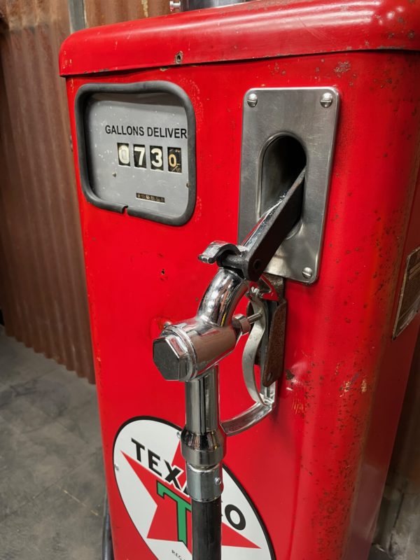 ancienne pompe à essence texaco