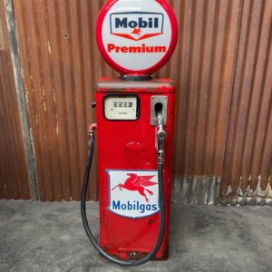Pompe à essence américaine Mobilgas patine d'origine.