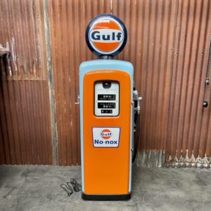Pompe à essence américaine Gulf de 1955 restaurée