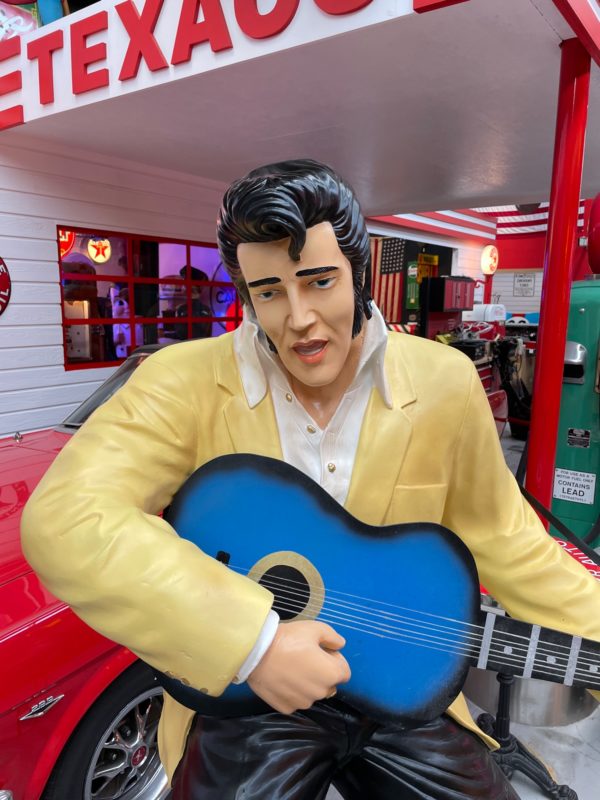 Statue Elvis Presley avec sa guitare