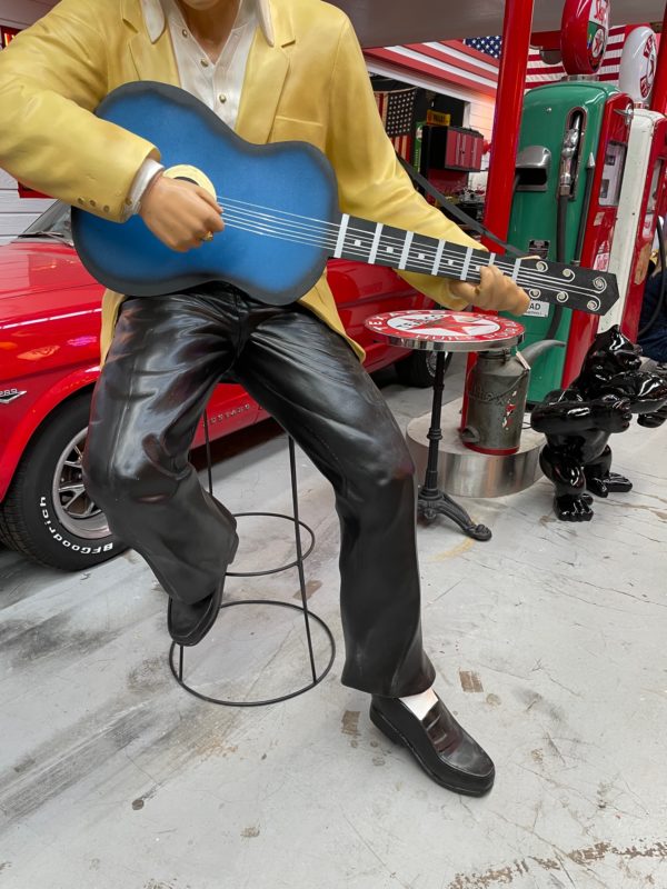 Statue Elvis Presley avec sa guitare chaise