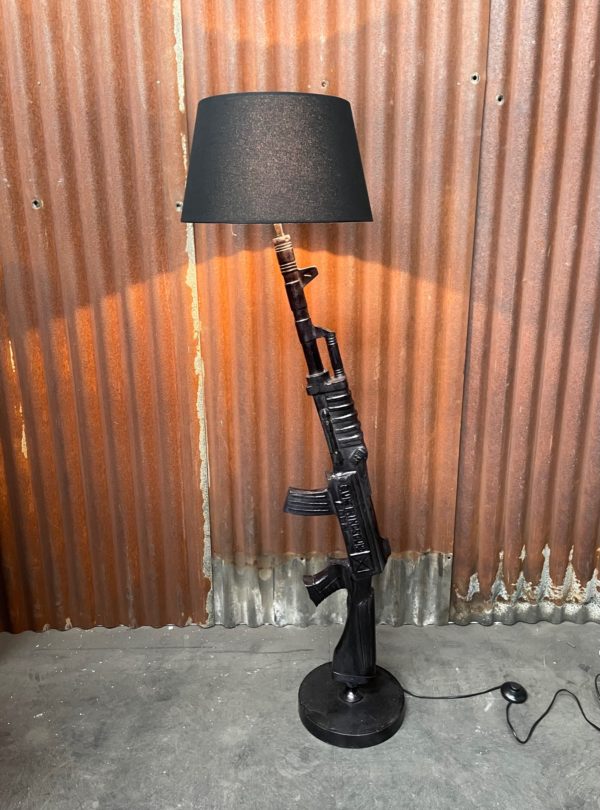 Lampe AK 47 en métal 150cm