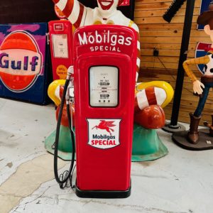 Pompe à essence Mobilgas spécial américaine de 1950 restaurée