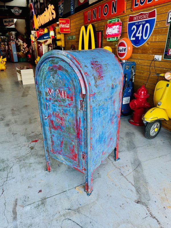 US Mail relay box 1966 - US mail storage box
