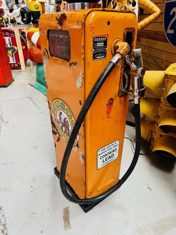 Ancienne pompe à essence Musgo Gasoline