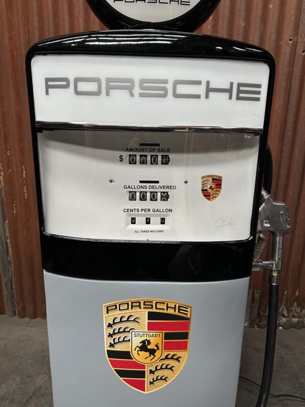 ancienne Pompe à essence Porsche restaurée