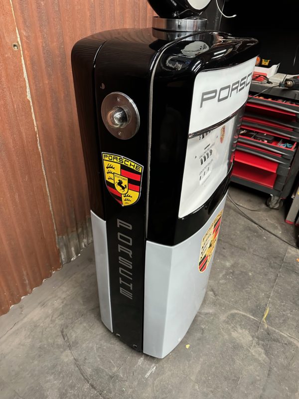authentique Pompe à essence Porsche restaurée