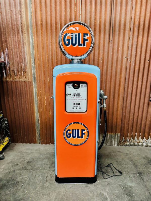 Ancienne Pompe à essence Gulf américaine restaurée de 1952.
