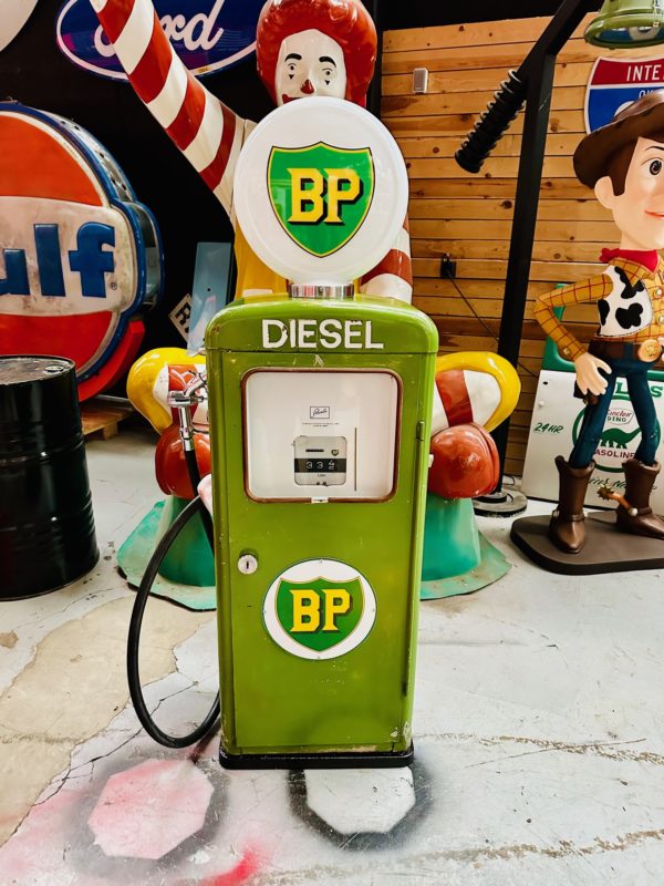 Pompe à essence BP avec sa patine d'origine de 1957.