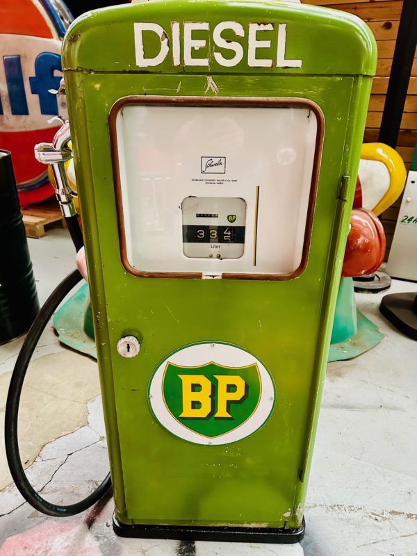 Pompe à essence BP avec sa patine d'origine 1957