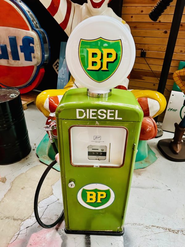 Pompe à essence BP avec sa patine d'origine