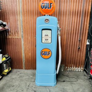 Ancienne Pompe à essence Gulf américaine de 1948 restaurée