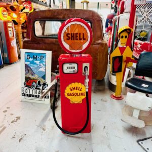 Pompe à essence Shell Américaine. Pompe à essence fabriquée par la sociter Tokheim . Le globe s’allume, le moteur a été retiré pour éviter les odeurs … Les chromes ont été poli miroir.