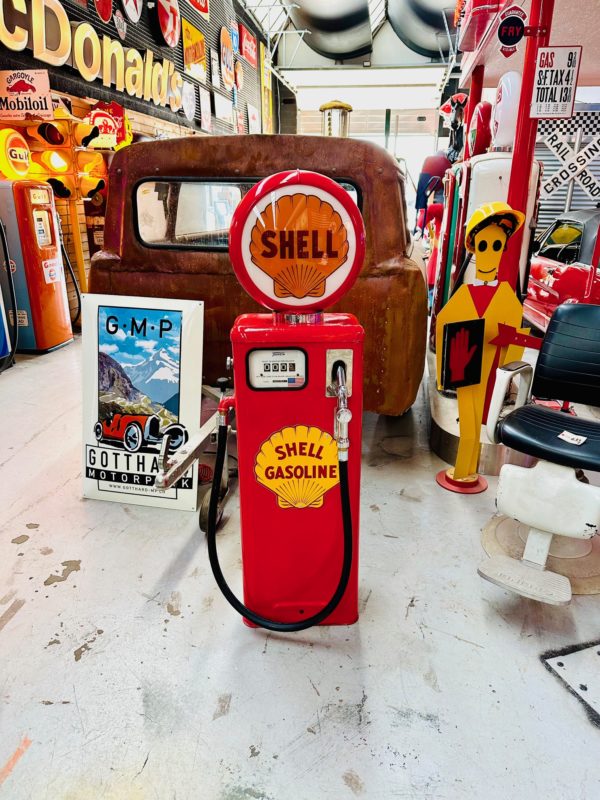 Pompe à essence Shell Américaine. Pompe à essence fabriquée par la sociter Tokheim . Le globe s’allume, le moteur a été retiré pour éviter les odeurs … Les chromes ont été poli miroir.