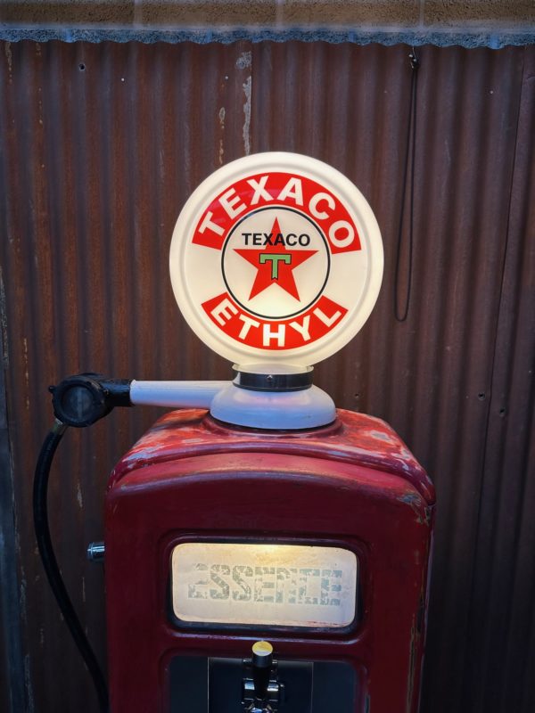 ancienne Pompe à essence avec tireuse de bière