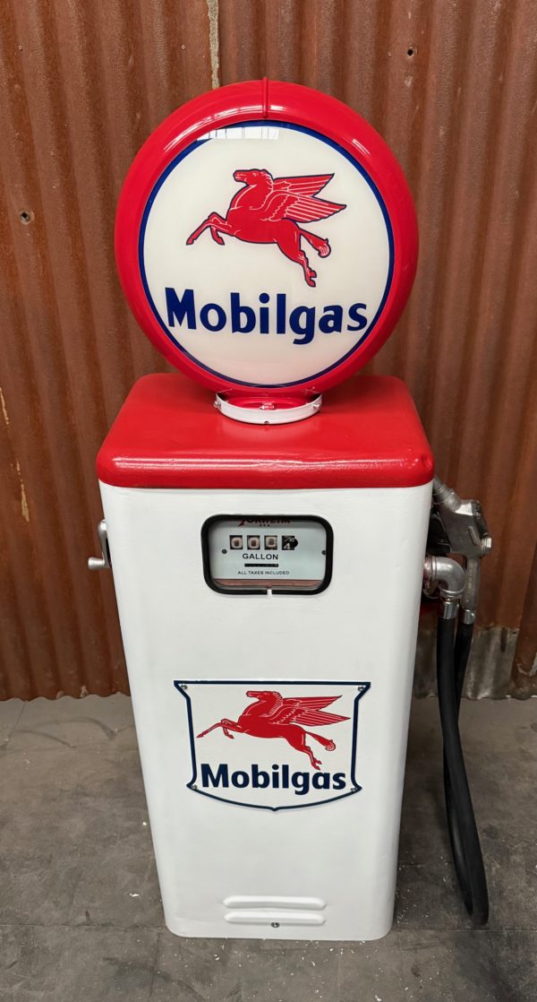ancienne Pompe à essence Mobilgas américaine