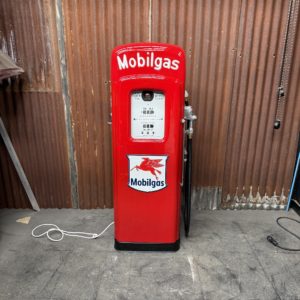 Pompe à essence Mobilgas américaine de 1950 restaurée