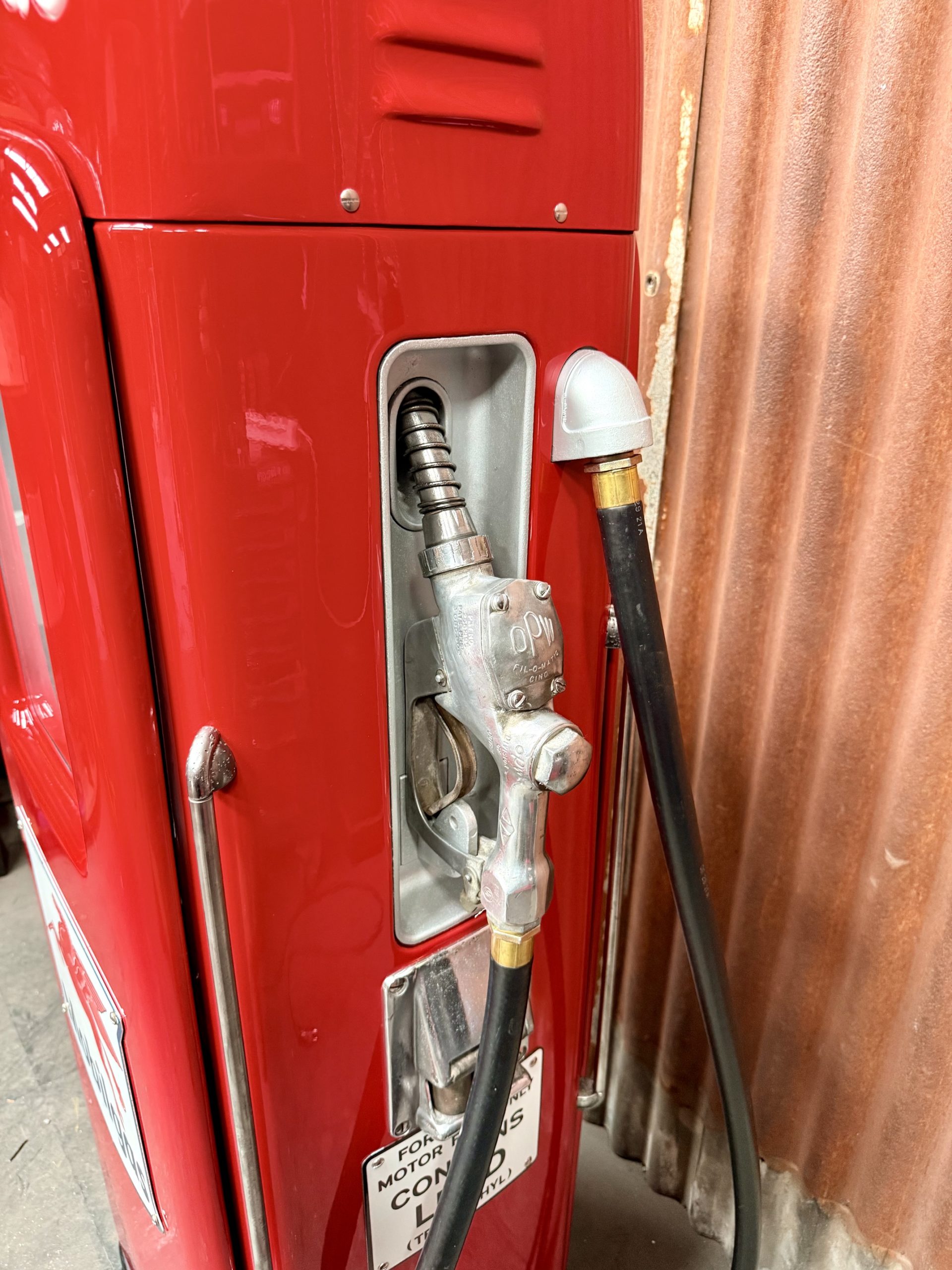 Pompe à essence Mobilgas restaurée Pompe à essence Mobilgas restaurée