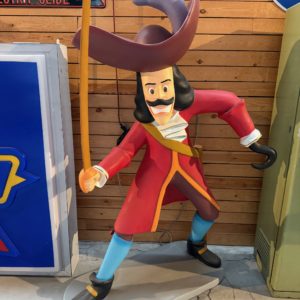 Statue de capitaine crochet grandeur nature